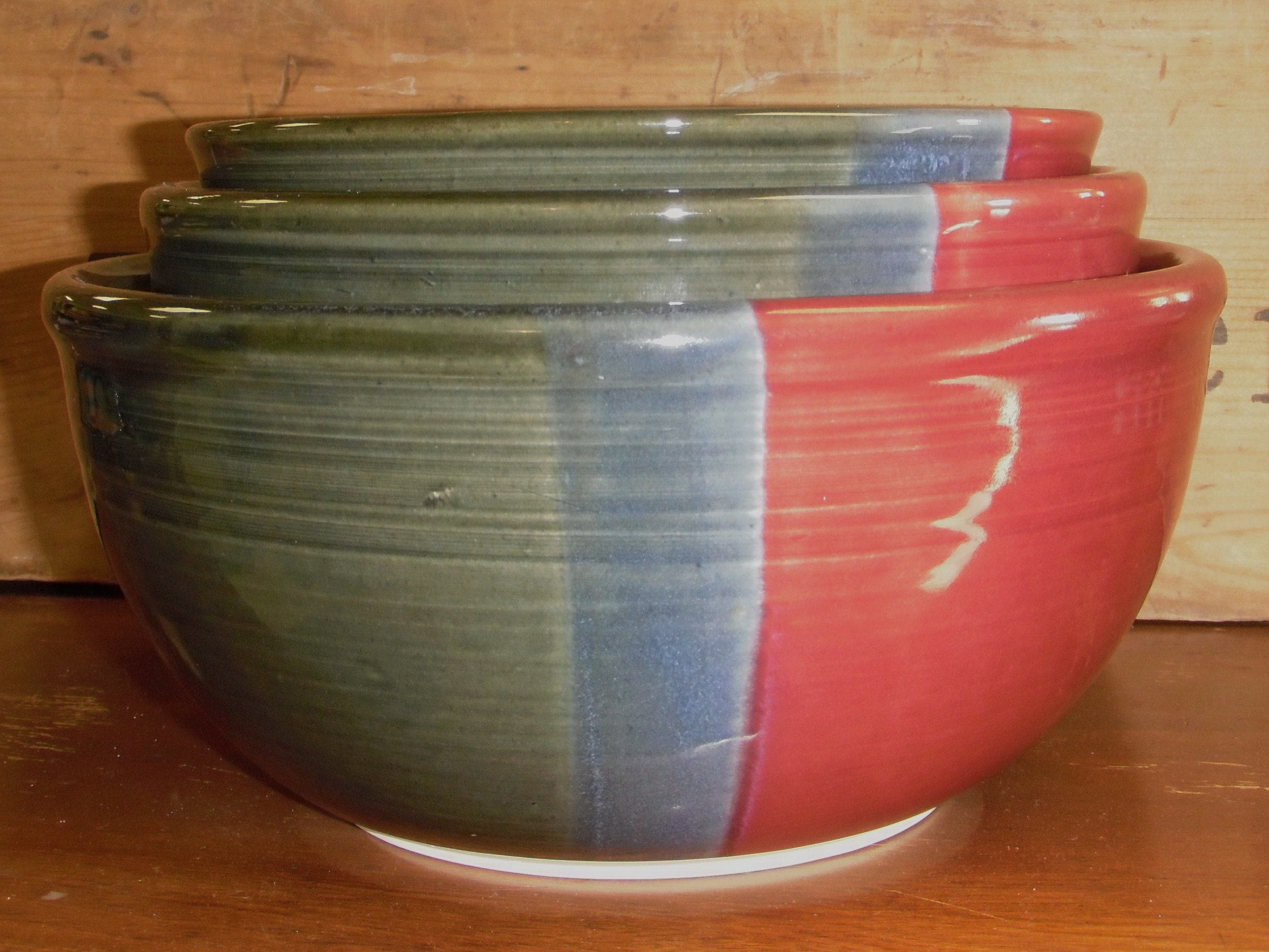 Stacking set of mixing bowls